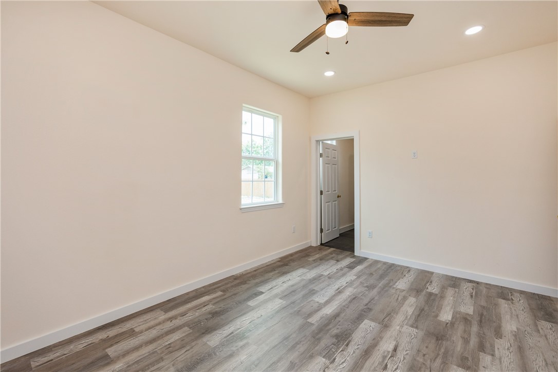 228 E Avenue G Property Photo 13