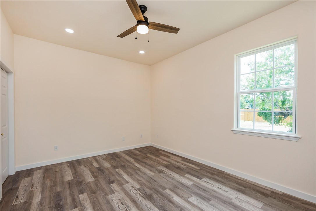 228 E Avenue G Property Photo 20