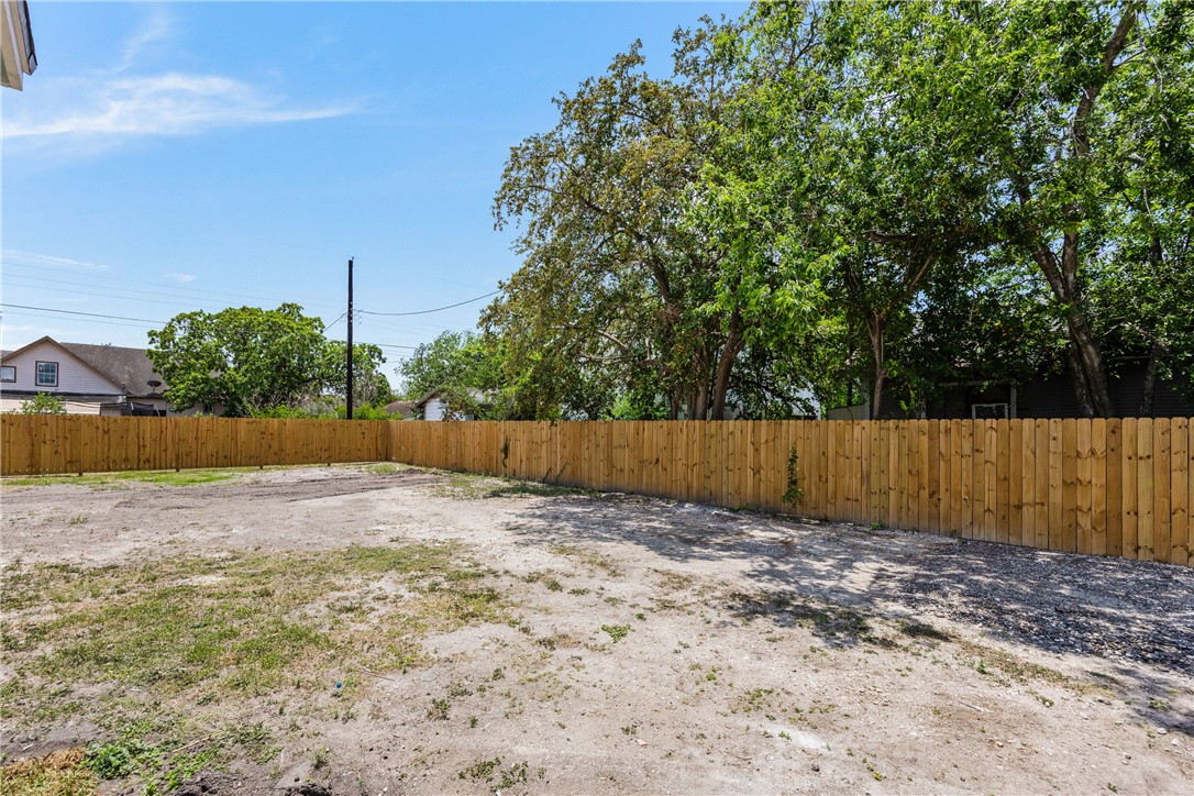 228 E Avenue G Property Photo 25