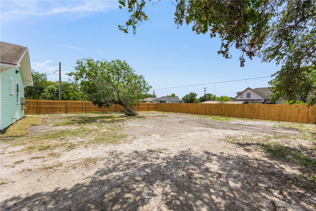 228 E Avenue G Property Photo 26