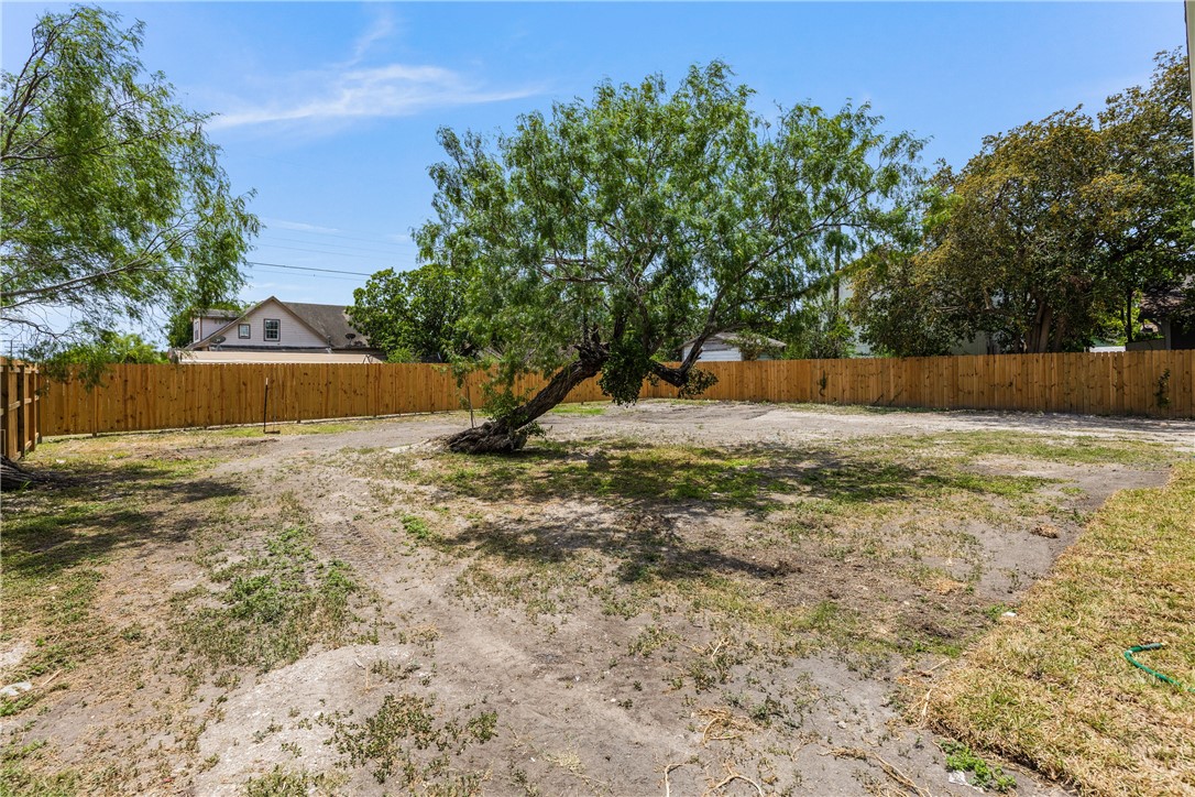 228 E Avenue G Property Photo 32
