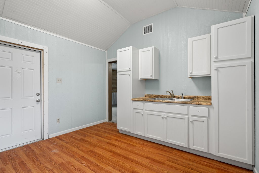 2118 W Market St Property Photo 10