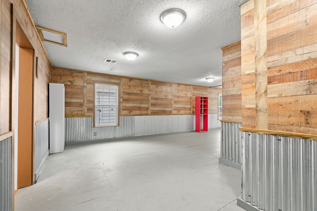 2118 W Market St Property Photo 18