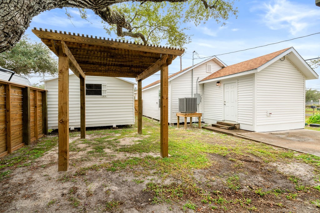2118 W Market St Property Photo 29