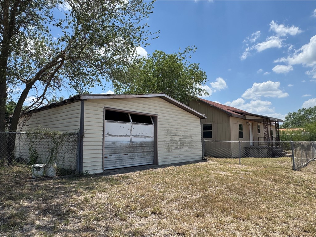 719 E Hahl St Property Photo 37