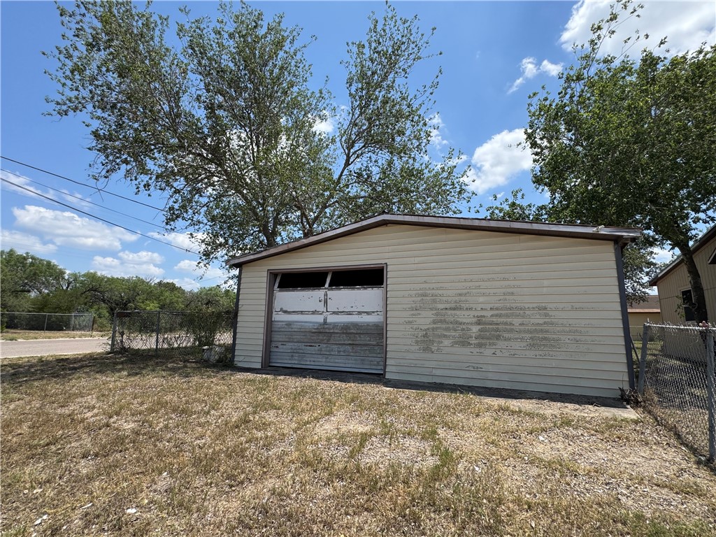 719 E Hahl St Property Photo 38