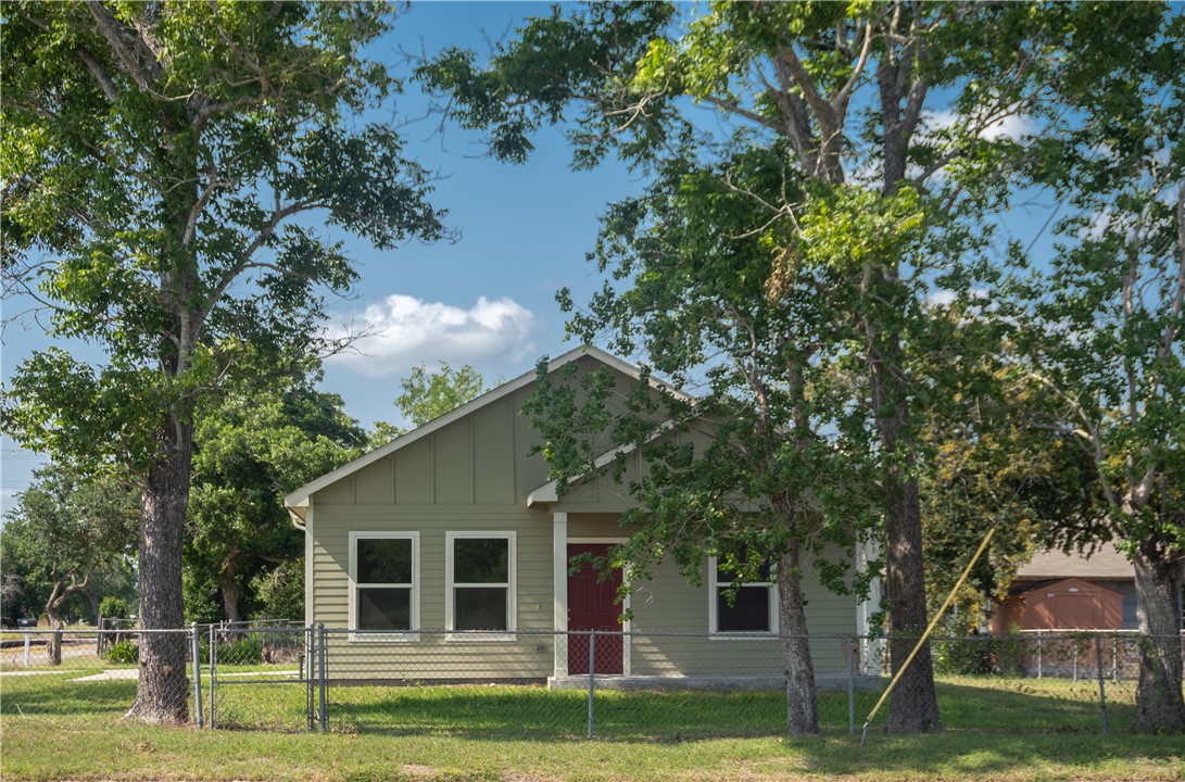 401 E Empresario Property Photo 1
