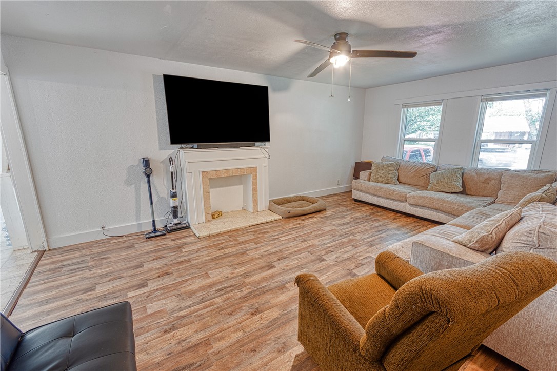 1309 Annapolis Dr Property Photo 4