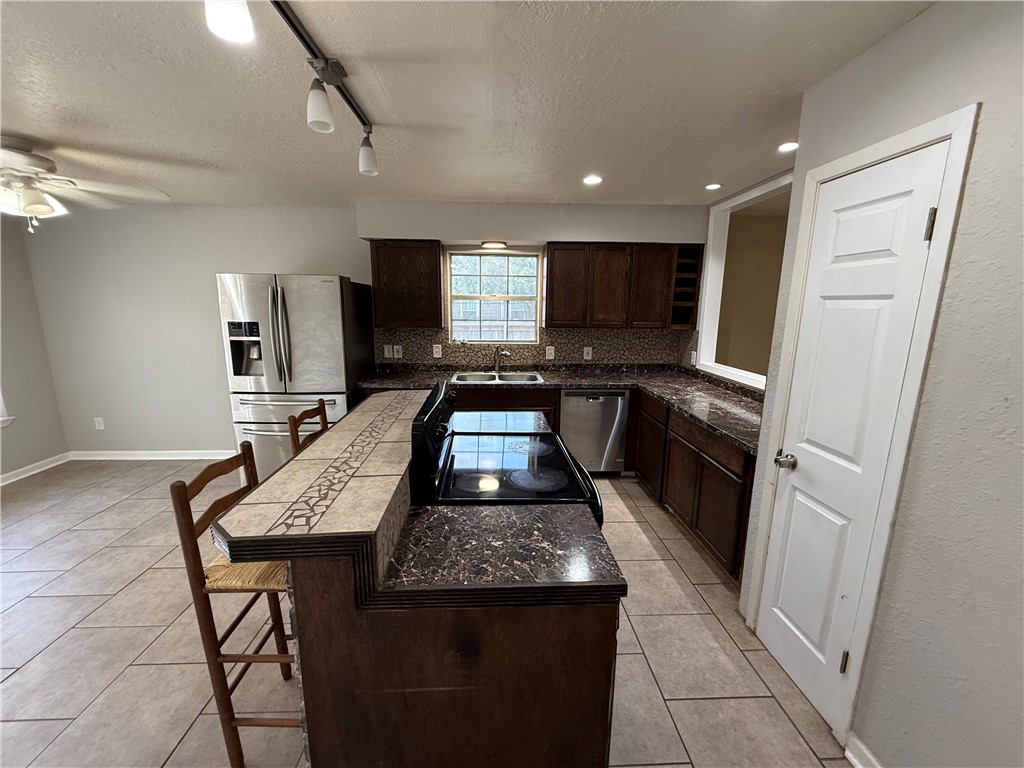 5001 Meandering Ln Property Photo 8
