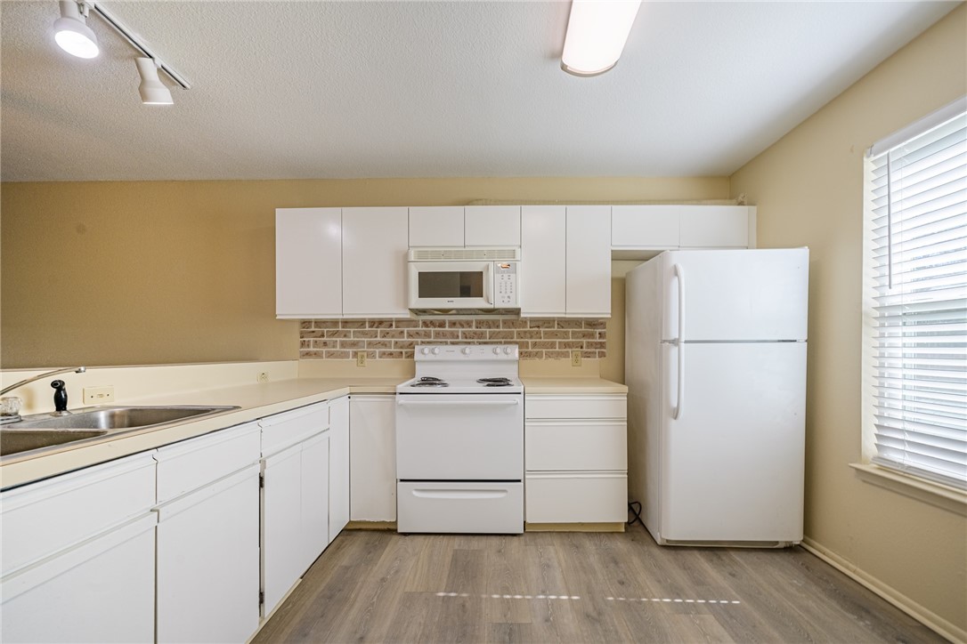 302 Saint Andrews St J-103 Property Photo 9
