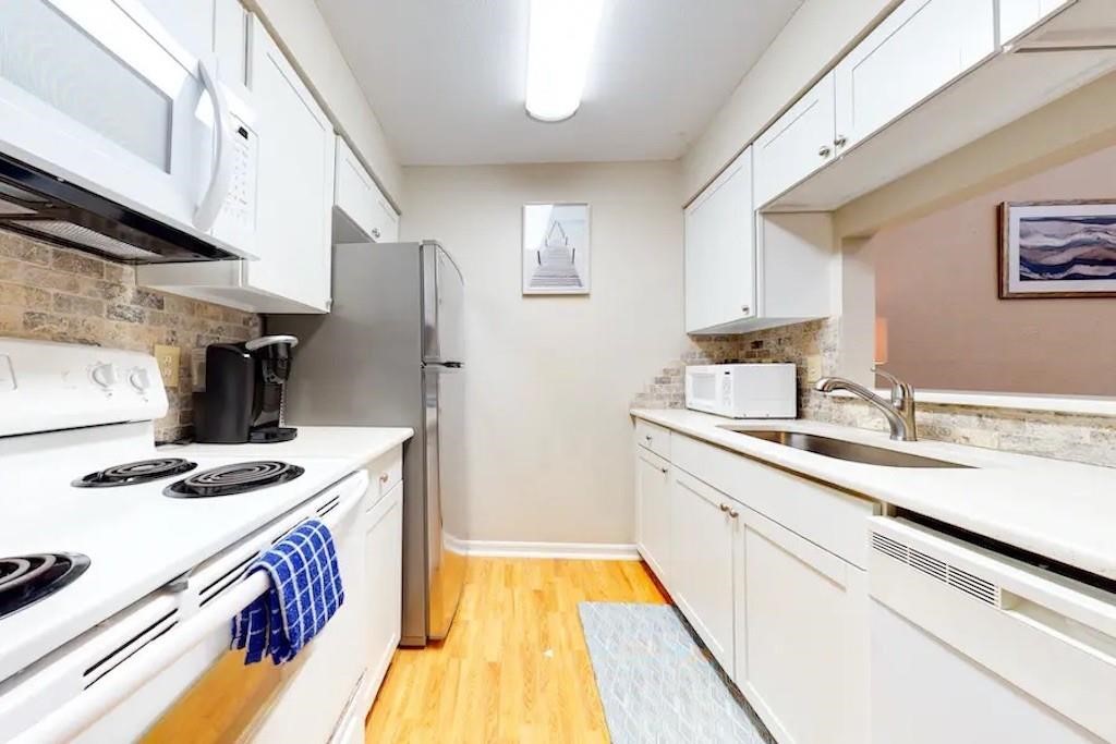 14825 Windward Dr 221 Property Photo 4