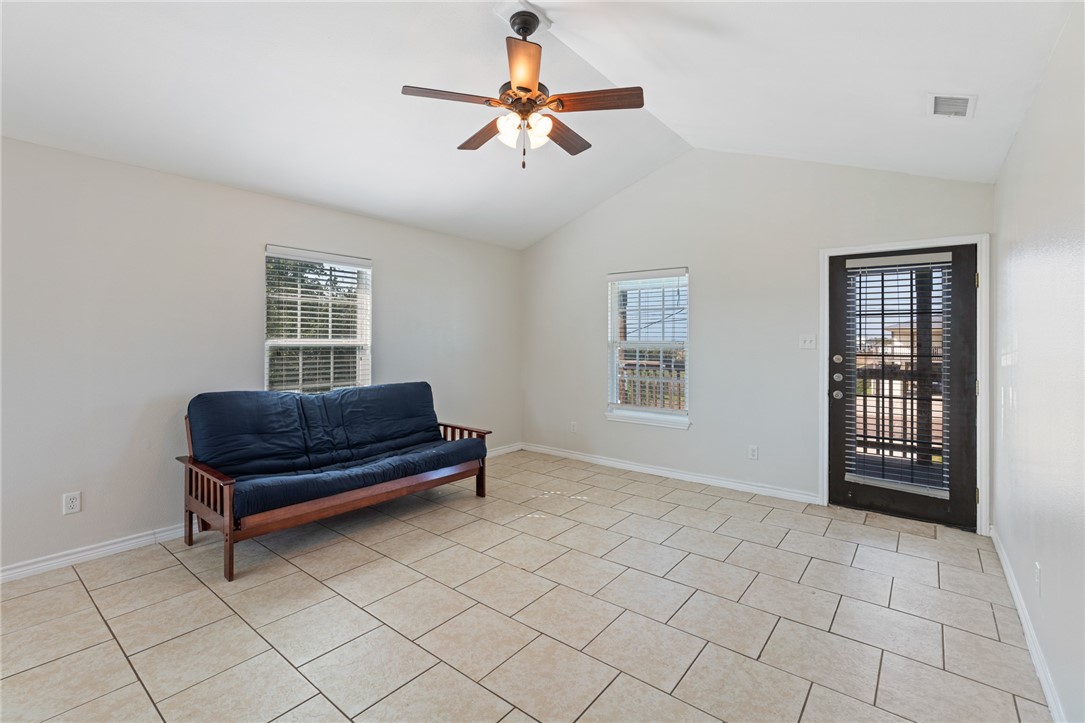 410 Knickerbocker St Property Photo 5