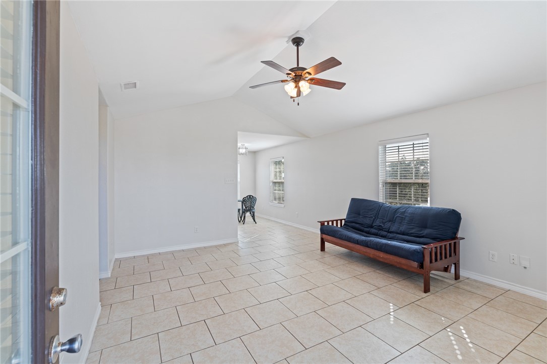410 Knickerbocker St Property Photo 6