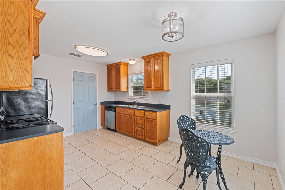 410 Knickerbocker St Property Photo 8