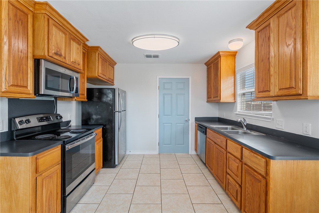 410 Knickerbocker St Property Photo 9