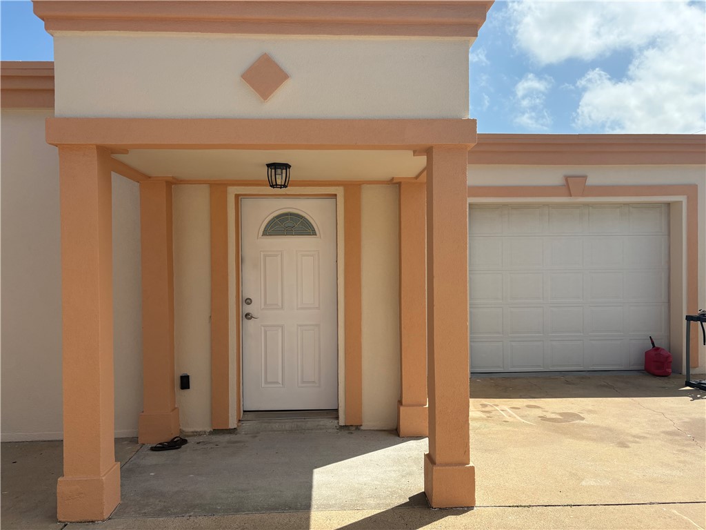 915 Flour Bluff Dr Property Photo 1