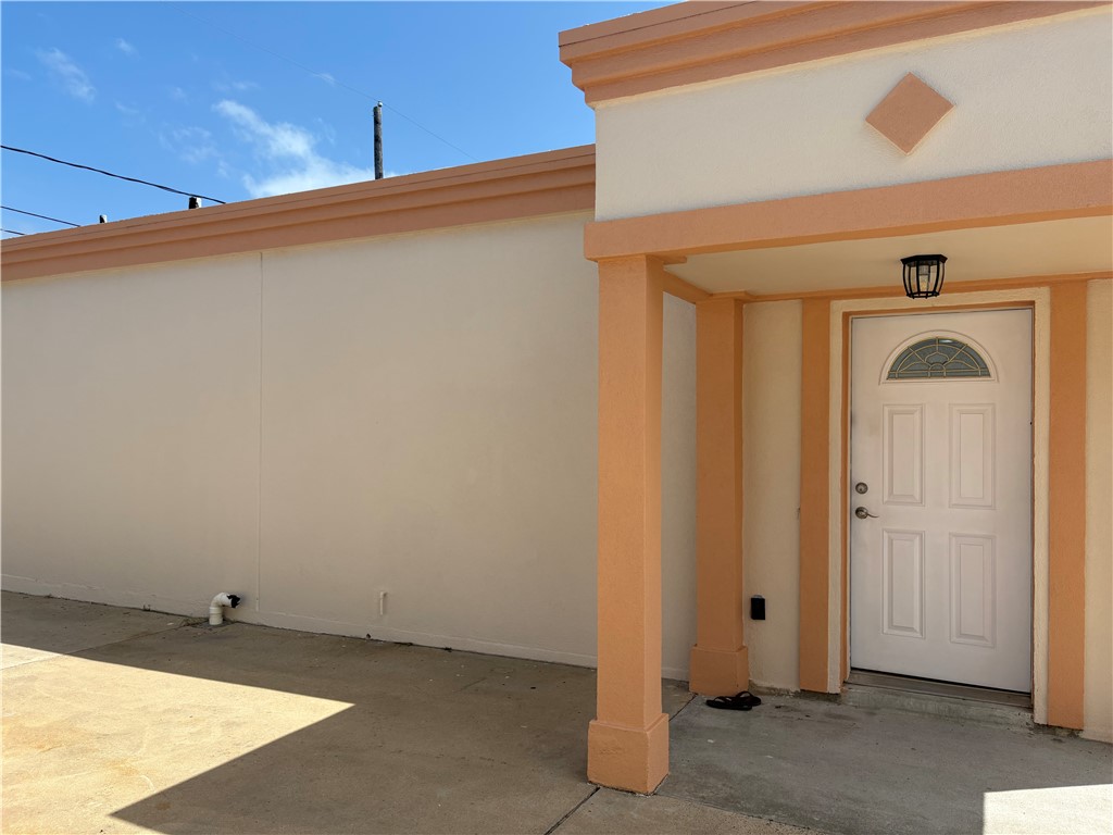 915 Flour Bluff Dr Property Photo 3