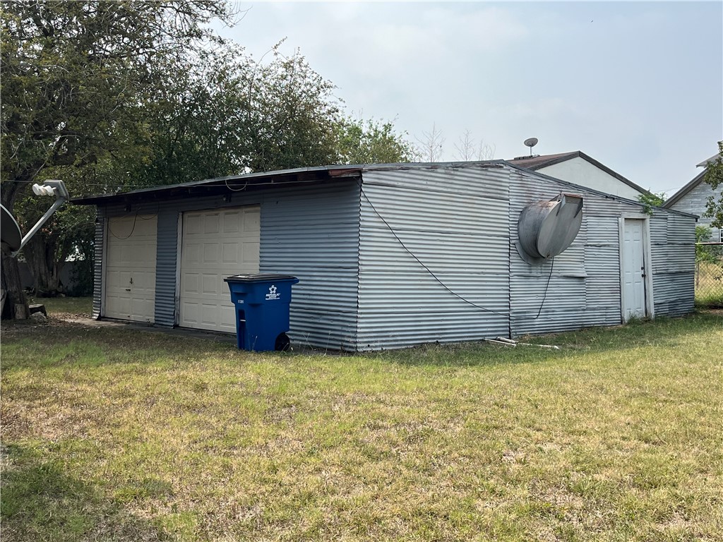 613 W Market St Property Photo 3