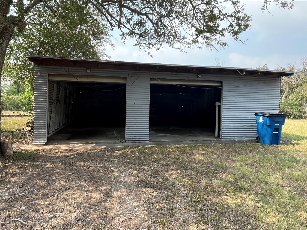 613 W Market St Property Photo 4