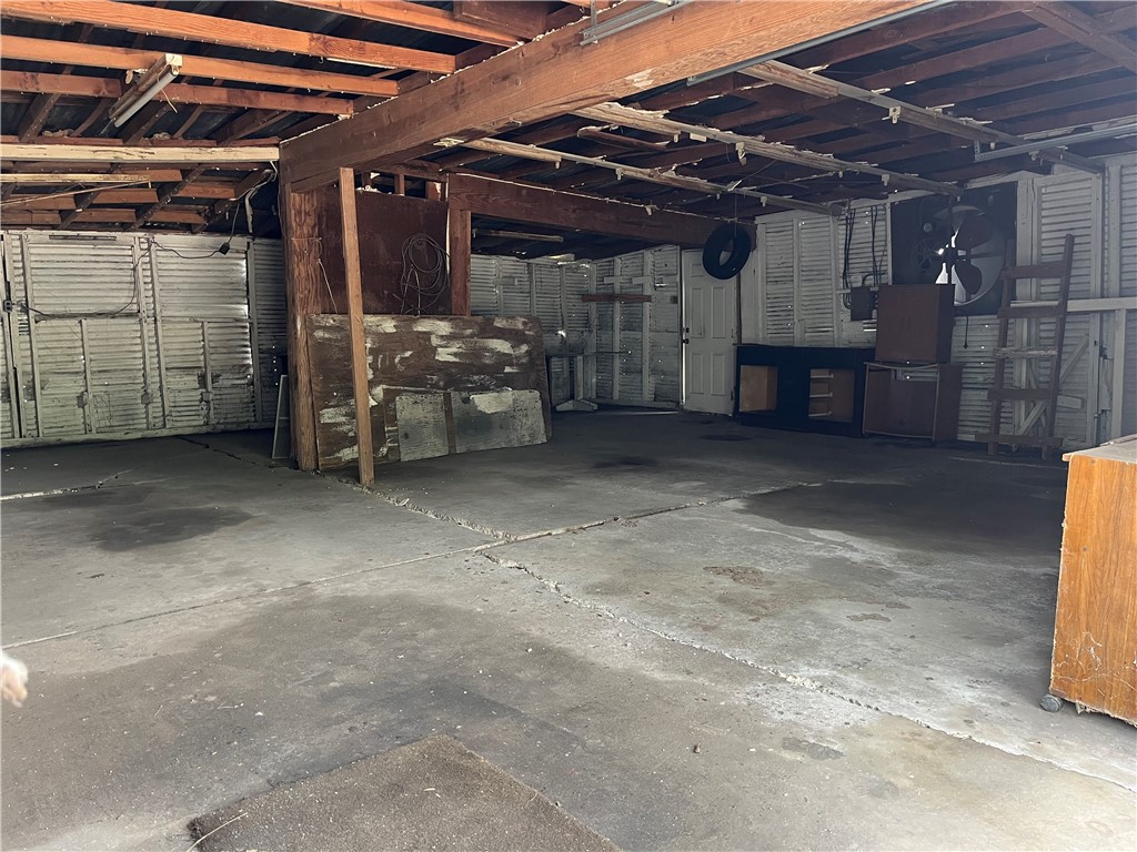 613 W Market St Property Photo 5