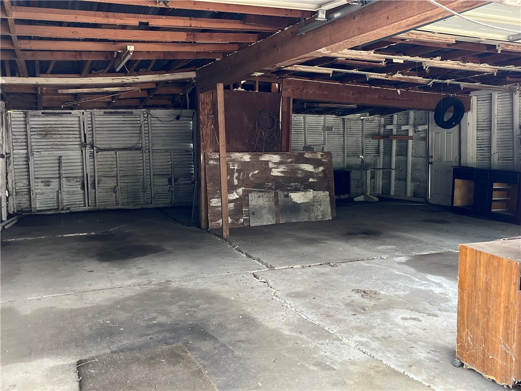 613 W Market St Property Photo 7