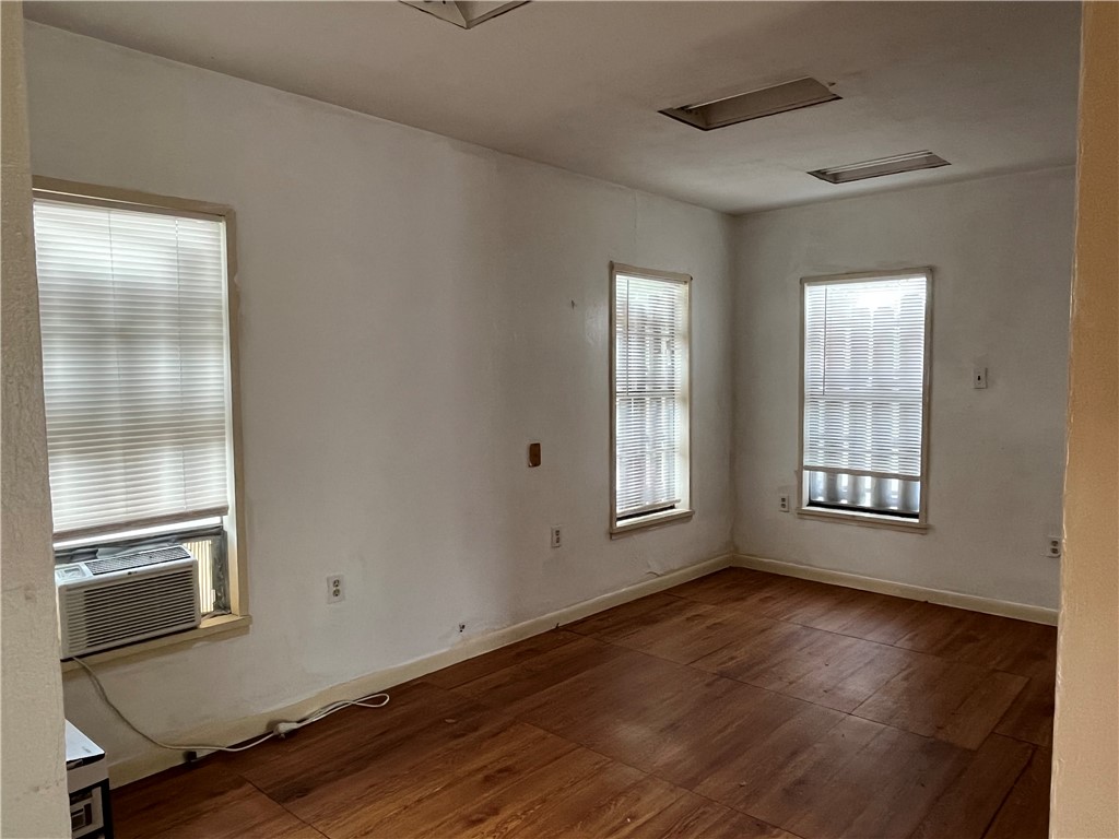 613 W Market St Property Photo 9