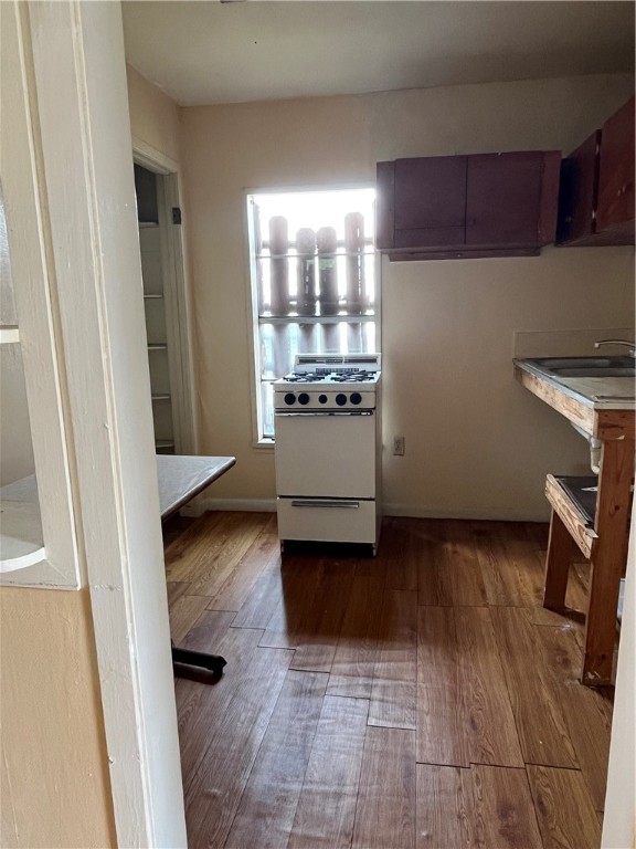 613 W Market St Property Photo 10