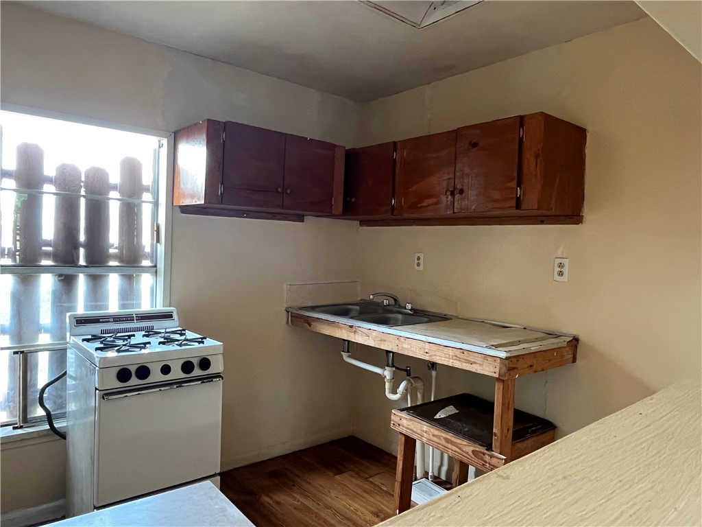 613 W Market St Property Photo 11