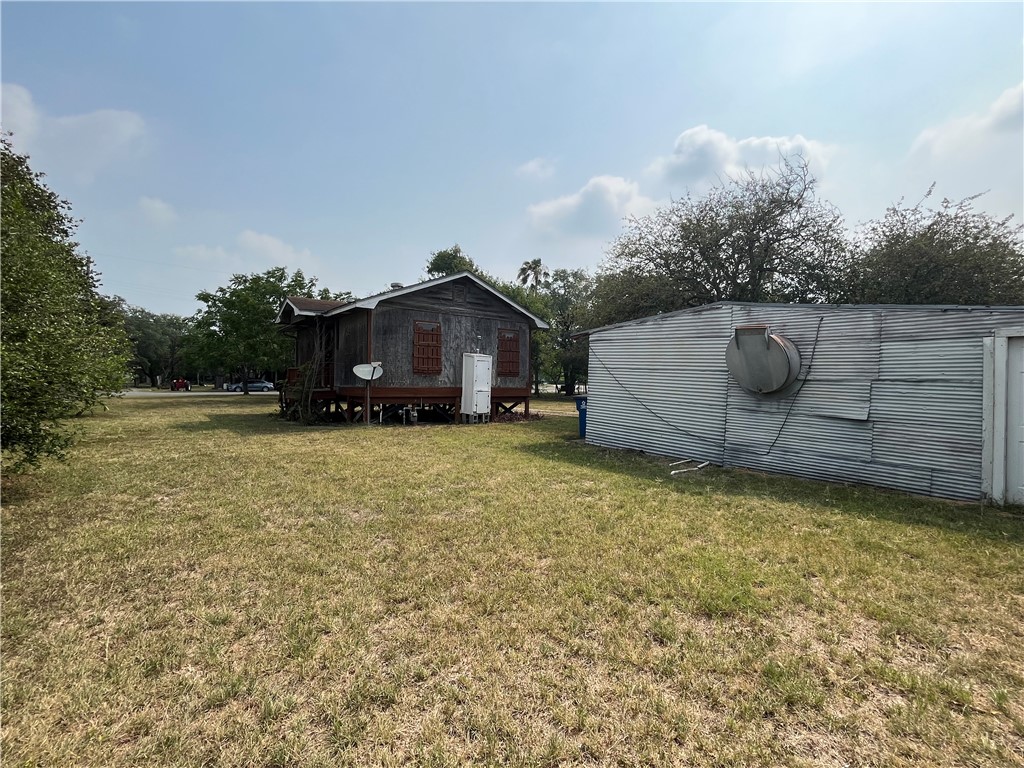 613 W Market St Property Photo 16