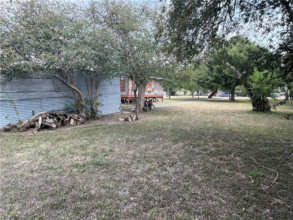 613 W Market St Property Photo 17