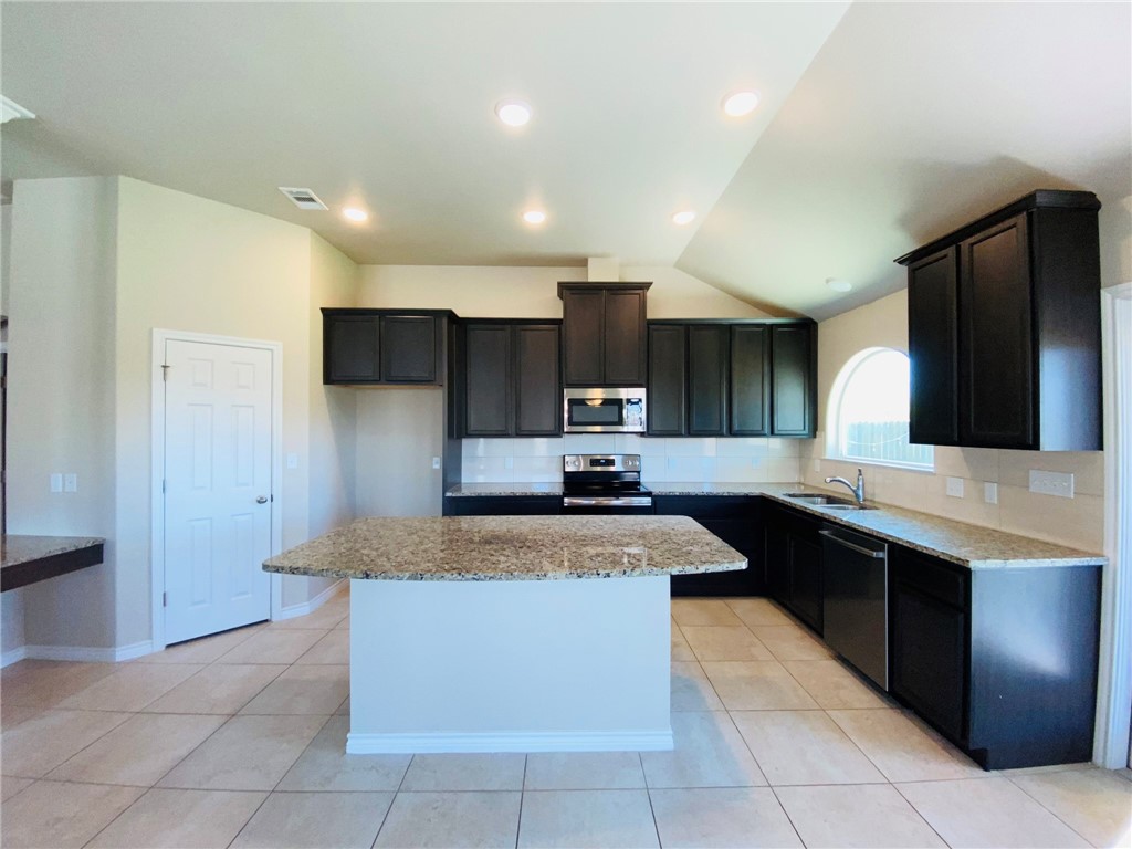 2270 Tallow Dr Property Photo 6