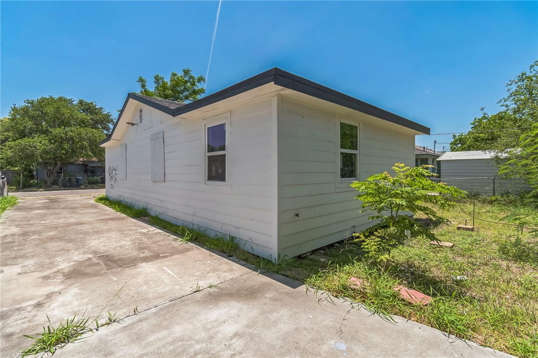 1630 Hudson St Property Photo 1