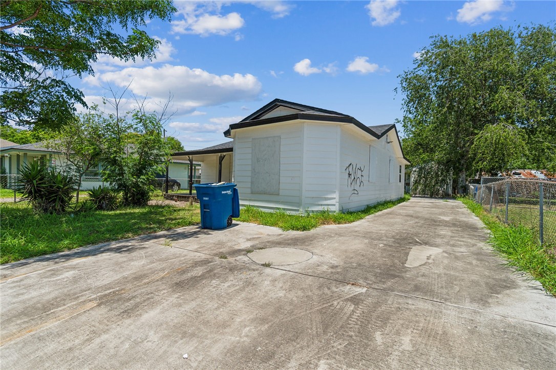 1630 Hudson St Property Photo 2