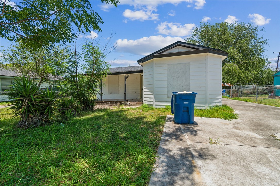 1630 Hudson St Property Photo 3