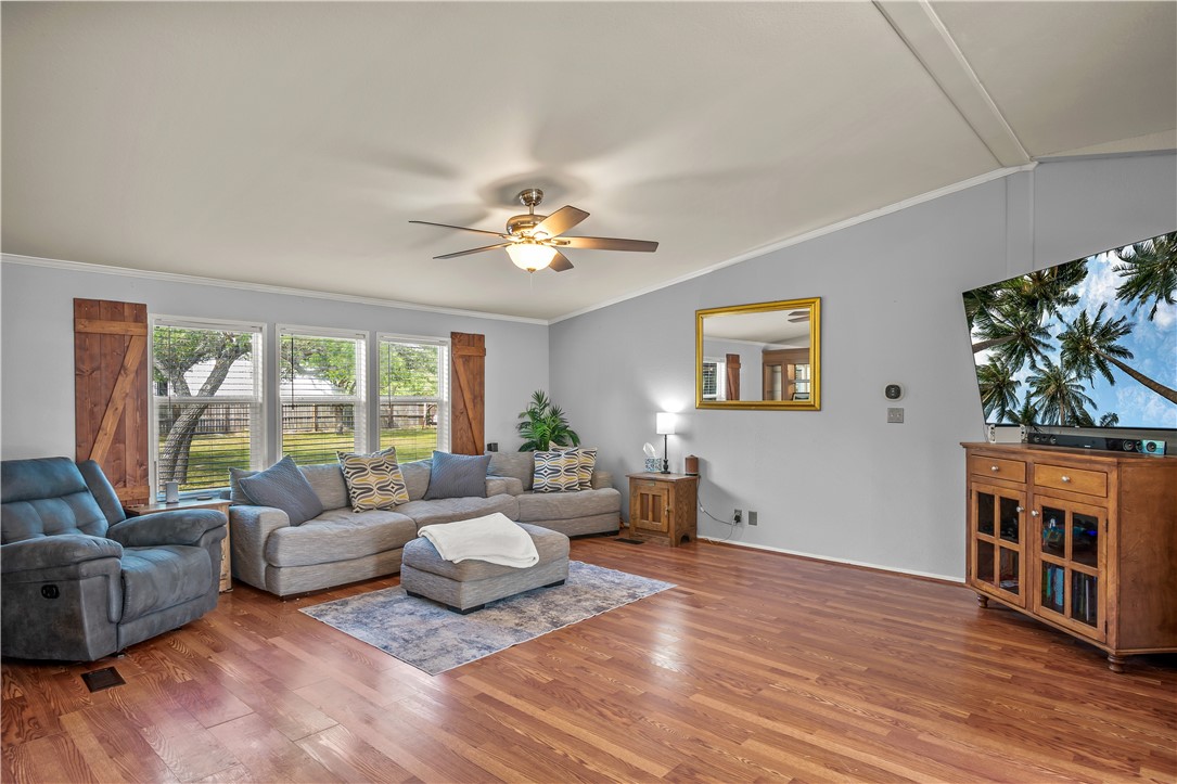 2502 Mundine Property Photo 4