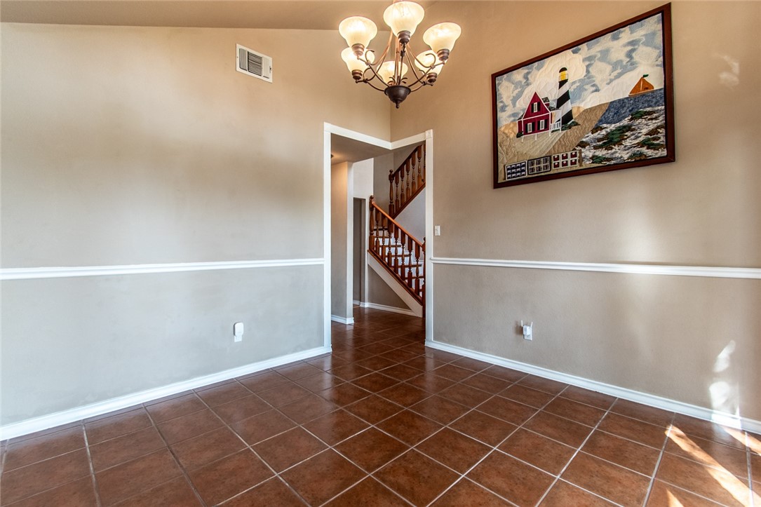 2725 Persimmon St Property Photo 4