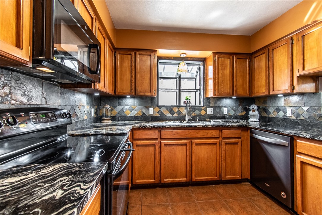 2725 Persimmon St Property Photo 6