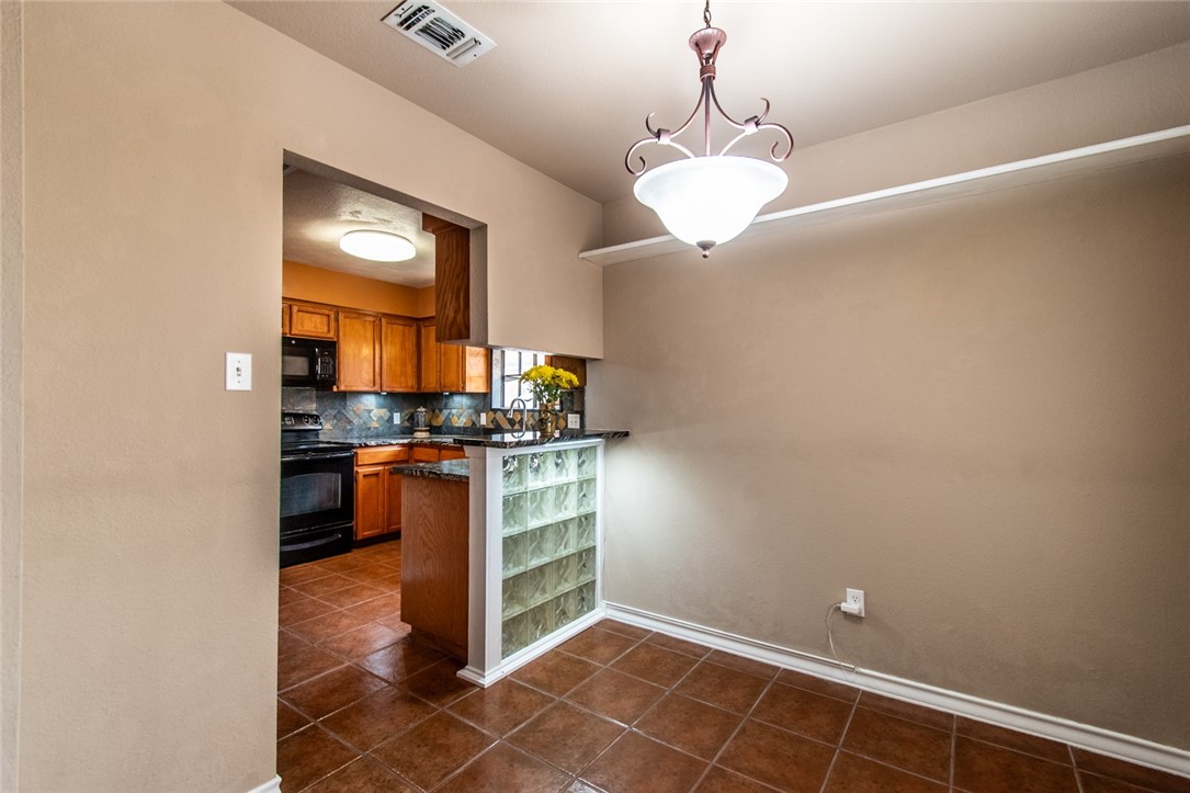 2725 Persimmon St Property Photo 18