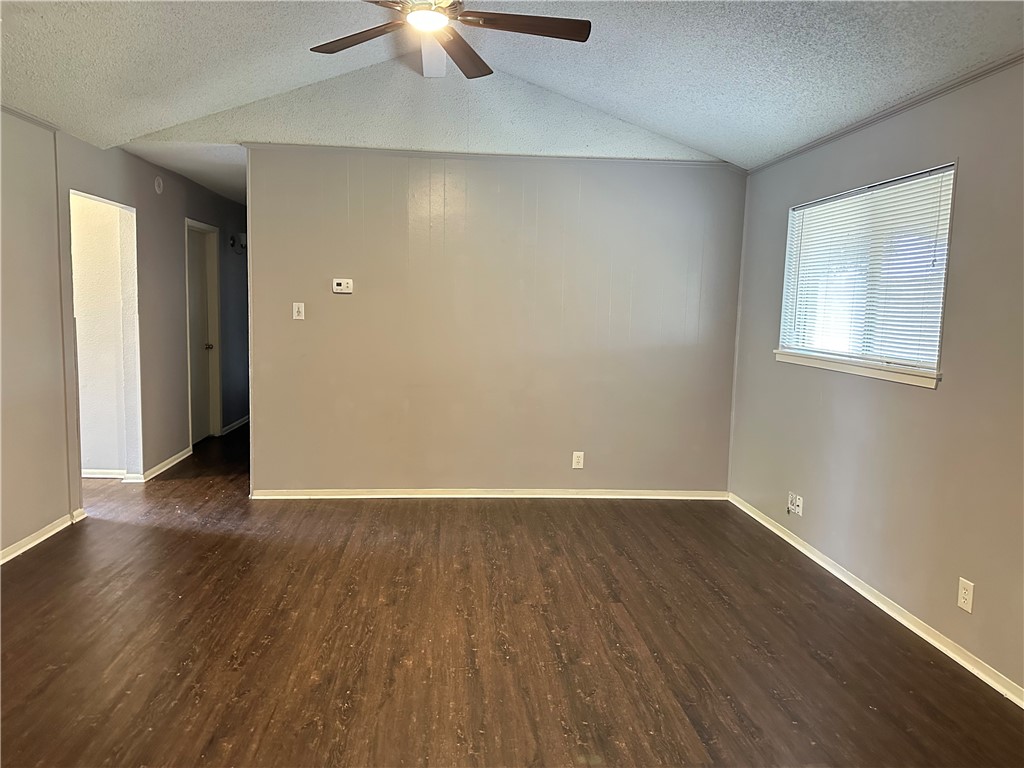 1041 Comal St Property Photo 3