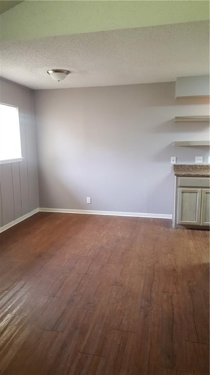 1041 Comal St Property Photo 4