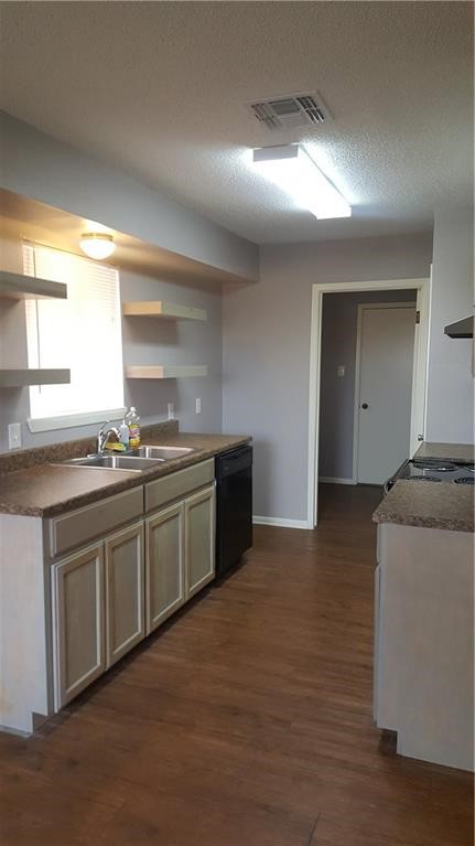 1041 Comal St Property Photo 9