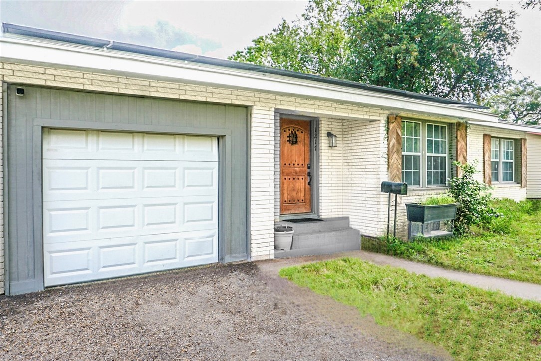 1217 Rose Dr Property Photo