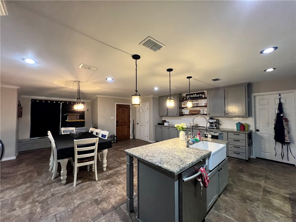 1217 Rose Dr Property Photo 4