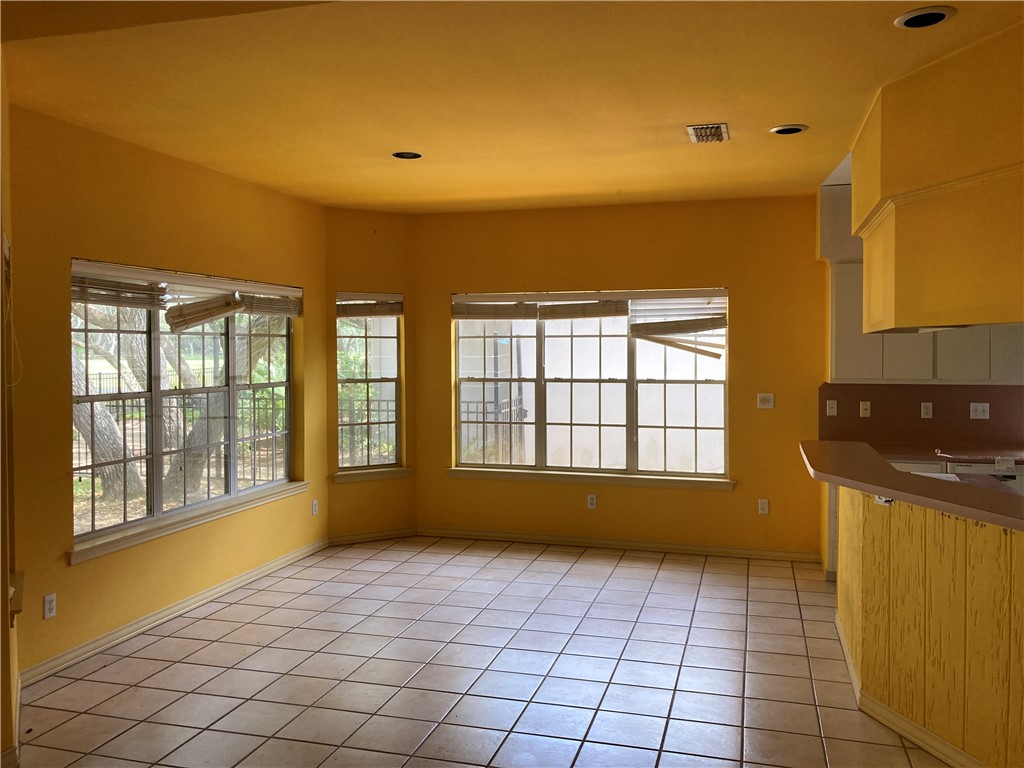 113 Royal Oaks Dr Property Photo 3
