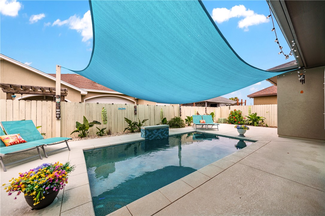 15433 Finistere St Property Photo 3
