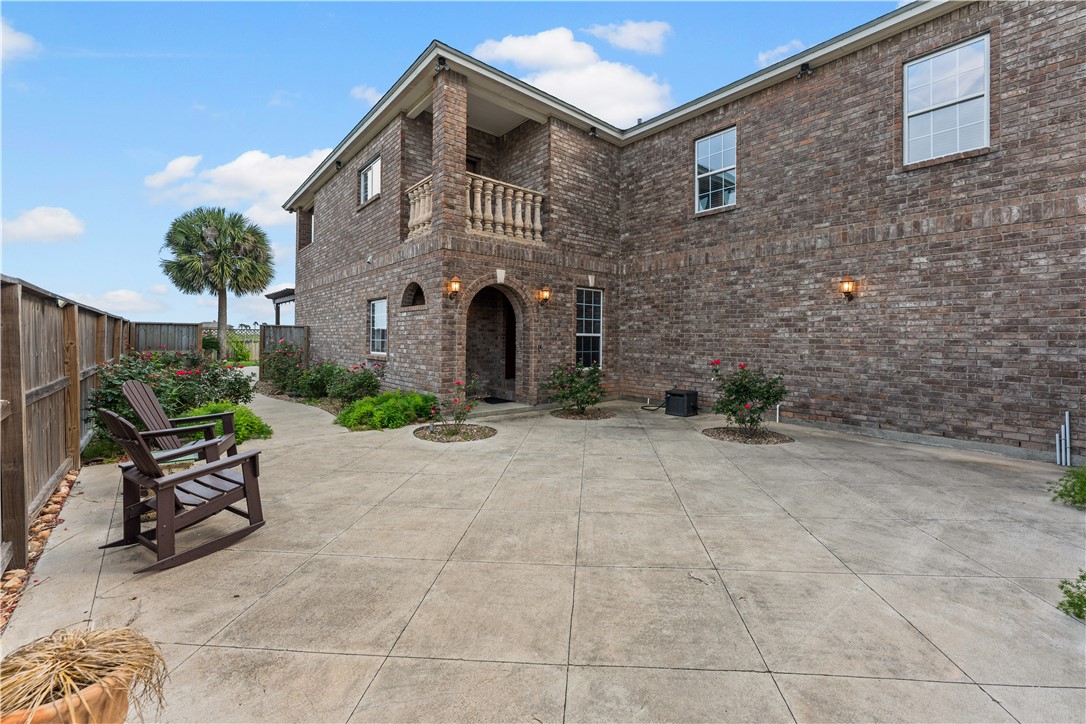 214 Country Club Blvd Property Photo 7