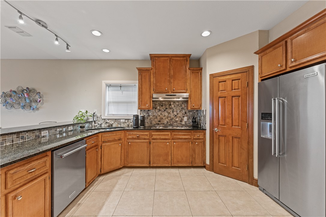 214 Country Club Blvd Property Photo 10
