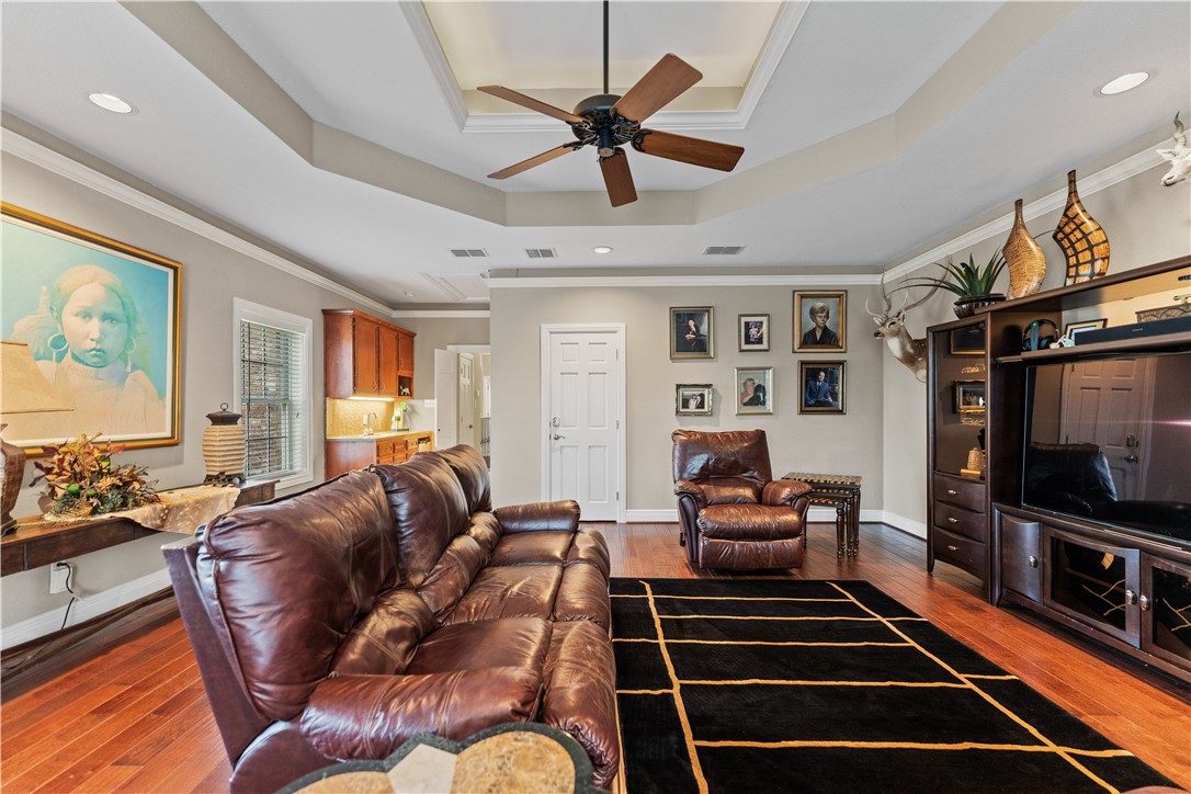 214 Country Club Blvd Property Photo 32