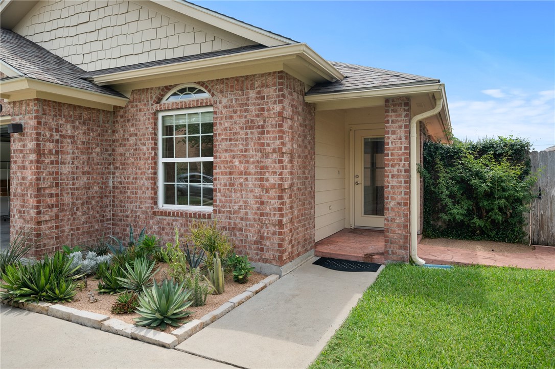 139 Heron Oaks St Property Photo 3