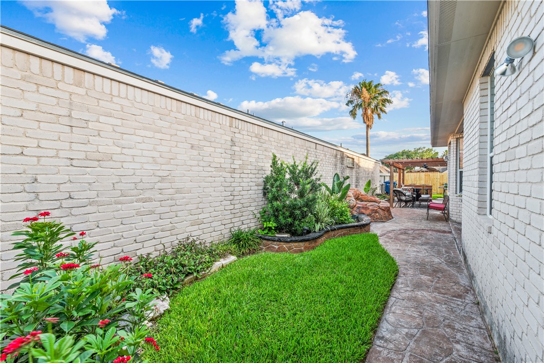 7441 Long S Dr Property Photo 14